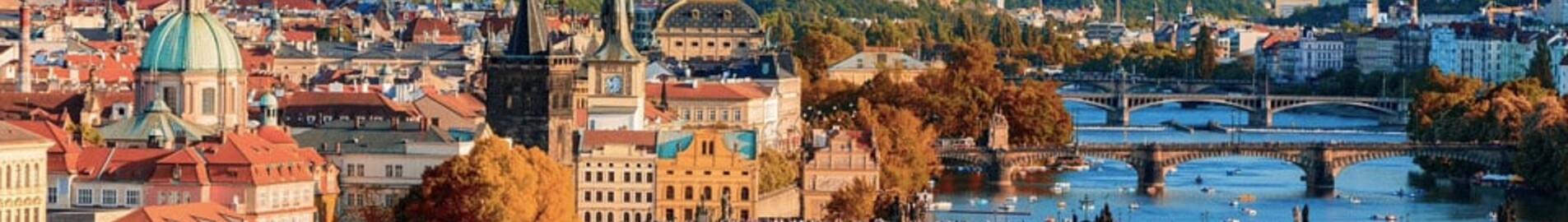 Vue des ponts historiques de Prague Kbely en automne.