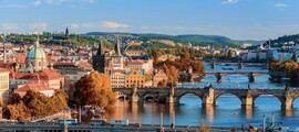Vue des ponts historiques de Prague Kbely en automne.