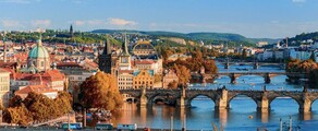 Vue des ponts historiques de Prague Kbely en automne.
