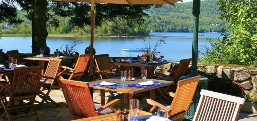 restaurant_turin_lac vue, tables, chaises bois, parasols