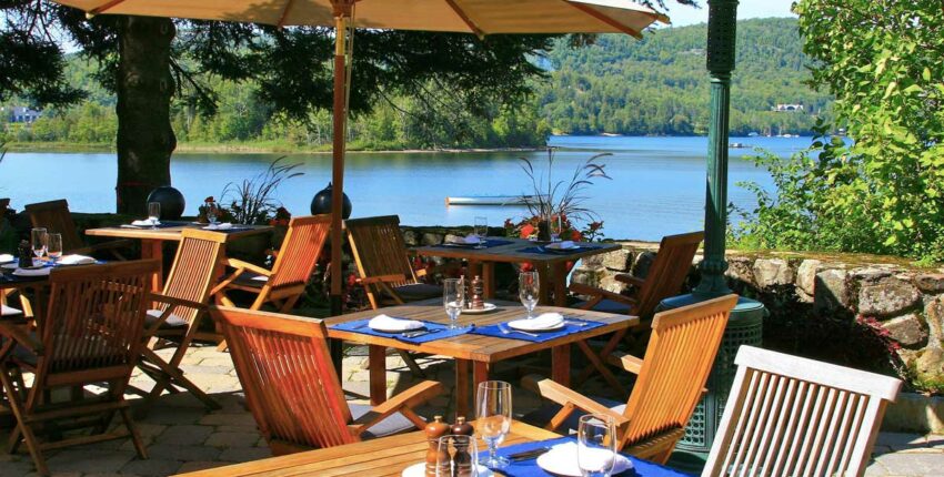 restaurant_turin_lac vue, tables, chaises bois, parasols
