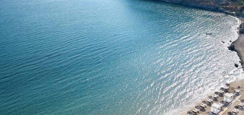 Vacances à Sunny Beach : chaises, parasols, eau claire, rivage rocheux