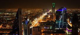 location de jet privé - Vue aérienne nocturne Riyad illuminée.