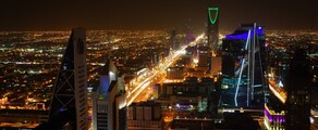 location de jet privé - Vue aérienne nocturne Riyad illuminée.