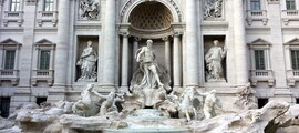 Fontaine de Trevi, Rome : statues et eau.