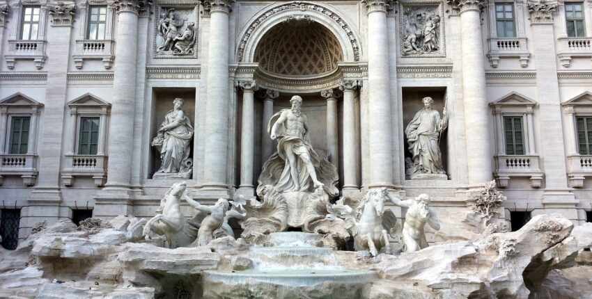 Fontaine de Trevi, Rome : statues et eau.