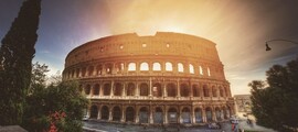 Colisée de Rome au coucher du soleil, beauté italique classique.