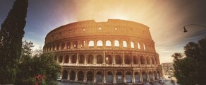 Colisée de Rome au coucher du soleil, beauté italique classique.