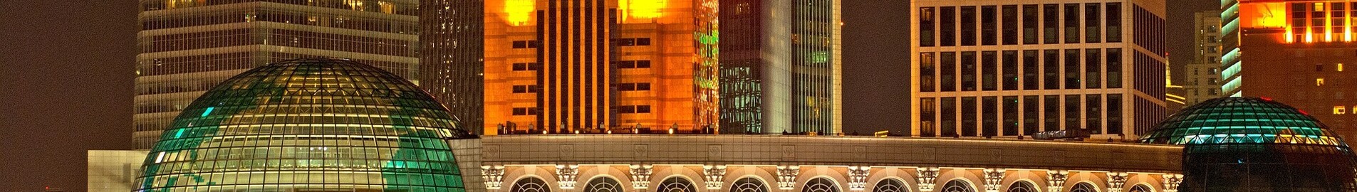 Shanghaï : vue de nuit, gratte-ciels illuminés sur le front de mer.
