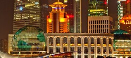 Shanghaï : vue de nuit, gratte-ciels illuminés sur le front de mer.