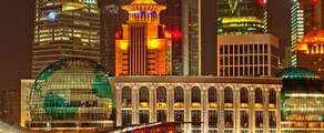 Shanghaï : vue de nuit, gratte-ciels illuminés sur le front de mer.