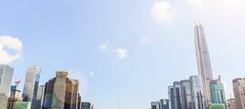 Skyline de Shenzhen avec gratte-ciel et reflets au bord de l’eau.