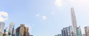 Skyline de Shenzhen avec gratte-ciel et reflets au bord de l’eau.