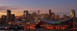 **Skyline de Calgary au crépuscule avec Saddledome au premier plan.**