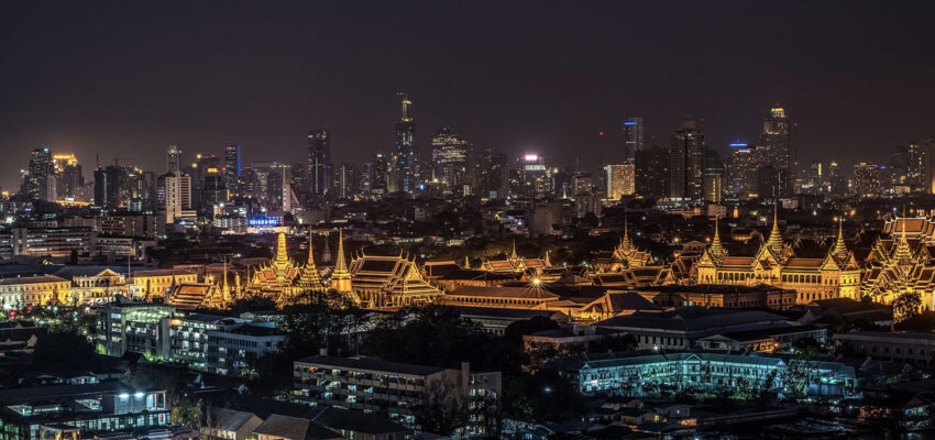 Skyline de Bangkok la nuit, gratte-ciels modernes en arrière-plan.