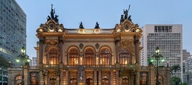 emplacement jet privé : Théâtre Municipal de São Paulo illuminé au crépuscule.