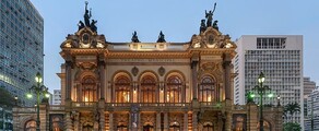 emplacement jet privé : Théâtre Municipal de São Paulo illuminé au crépuscule.