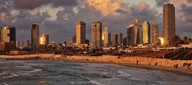 Tel Aviv coucher soleil, immeubles et plage.