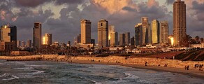 Tel Aviv coucher soleil, immeubles et plage.