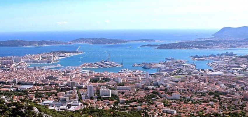 Transfert Hélicoptère Toulon Hyères : vue aérienne époustouflante.