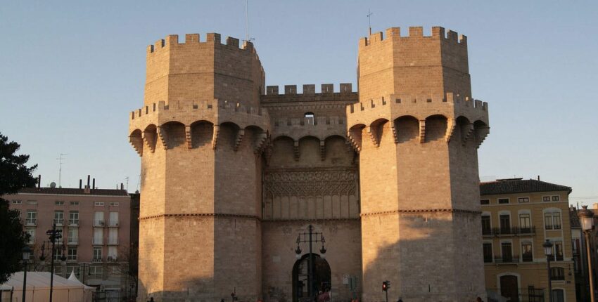 Porte médiévale à deux tours, place de la ville.