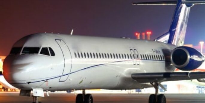 Fokker 100 blanc tarmac de nuit