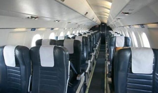 Location jet privé - Cabine d'avion vide, sièges en cuir noir