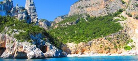 Alghero Fertilia : falaises, végétation, mer bleue.