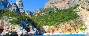 Alghero Fertilia : falaises, végétation, mer bleue.