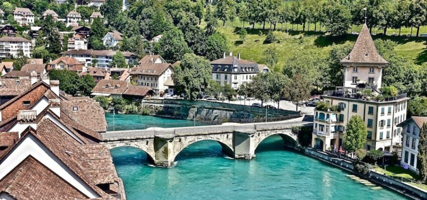 Vue rivière, pont en pierre, bâtiments européens.