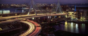 Location jet privé - Boston skyline et pont illuminé la nuit