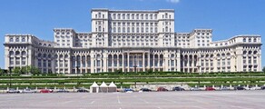 **Requête cible Yoast SEO:** Le Palais du Parlement à Bucarest

Le Palais du Parlement, vu de face.