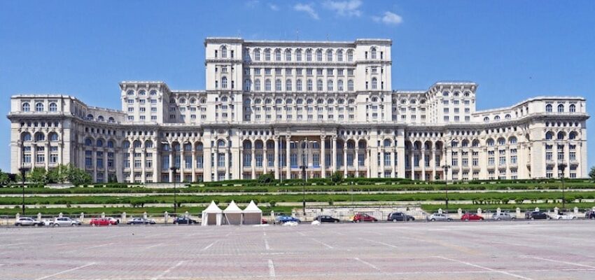 **Requête cible Yoast SEO:** Le Palais du Parlement à Bucarest

Le Palais du Parlement, vu de face.