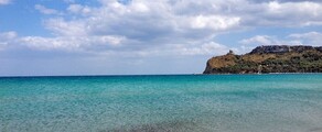 Location de jet privé: plage de sable, eau turquoise, ciel nuageux