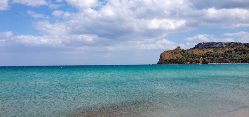 Location de jet privé: plage de sable, eau turquoise, ciel nuageux