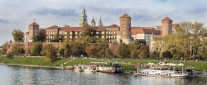 Cracovie : château historique sur une colline verdoyante.