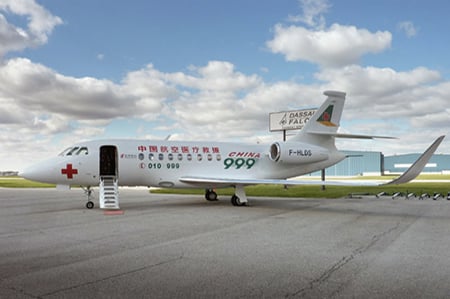 Location de jet privé : jet avec croix rouge.
