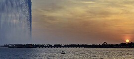 Coucher de soleil avec bateau près du rivage de Djeddah La Mecque.
