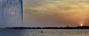 Coucher de soleil avec bateau près du rivage de Djeddah La Mecque.