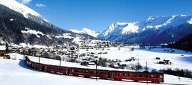 Train rouge, montagnes enneigées, ciel bleu, Klosters.