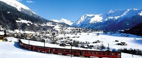 Train rouge, montagnes enneigées, ciel bleu, Klosters.