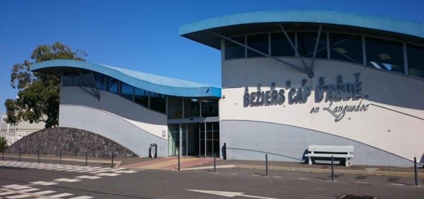 Aéroport Béziers Cap d'Agde : Bâtiment moderne, toit ondulé.