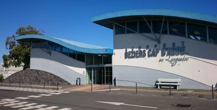 Aéroport Béziers Cap d'Agde : Bâtiment moderne, toit ondulé.