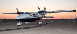 Vulcanair P68 turbo sur le tarmac avec couché de soleil