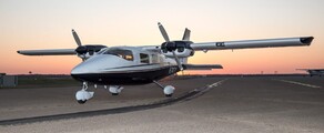Vulcanair P68 turbo sur le tarmac avec couché de soleil
