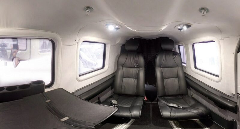 Jet privé Vulcanair Avitor TP 600 intérieur siège noirs