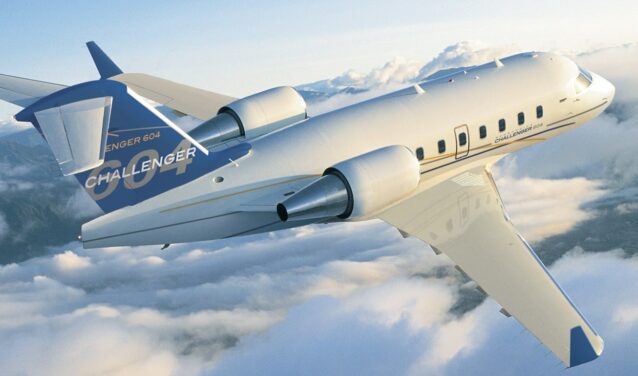 Jet privé Challenger 604 en vol dans les nuages