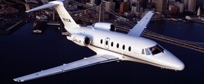 Location de jet privé : CESSNA CITATION VI survolant ville.