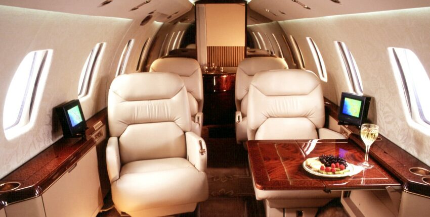 Location de jet privé : intérieur luxueux avec champagne.