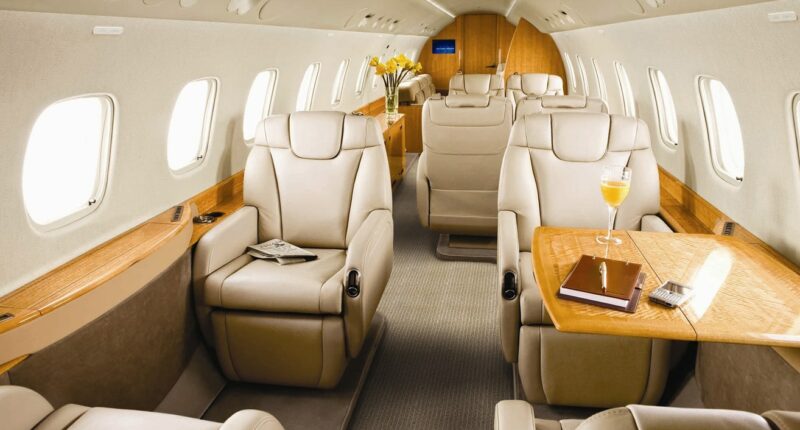 Jet privé Legacy 600 intérieur, siège en cuir blanc